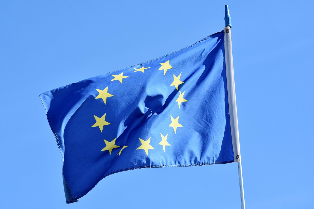 Die Flagge der Europäischen Union weht vor klarem blauem Himmel, ihre zwölf gelben Sterne auf dunkelblauem Grund