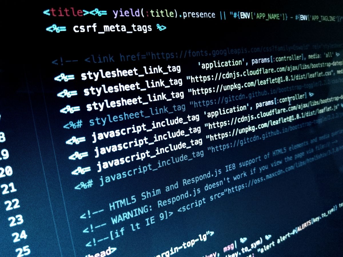 Codice sorgente su uno schermo scuro che mostra tag di inclusione JavaScript e un riferimento ENV
