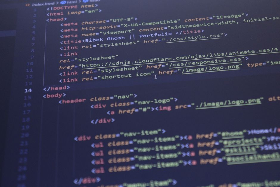 Un archivo index.html abierto en un editor, mostrando las etiquetas meta, las hojas de estilo enlazadas y el comienzo del body.