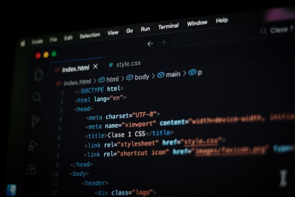 Un editor de código mostrando un archivo index.html con su doctype y los metadatos de su head