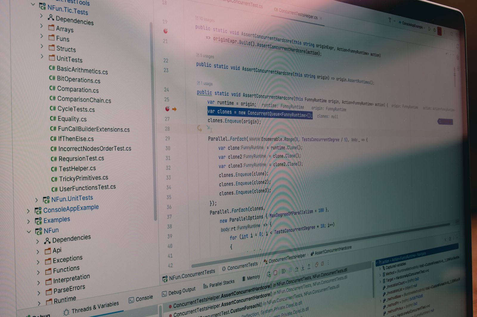 Un panel de proyecto de un IDE que muestra carpetas Dependencies en el árbol de una solución. El código que se ve aquí es C#, pero la idea de un árbol de dependencias que debe resolverse es la misma en todos los ecosistemas.