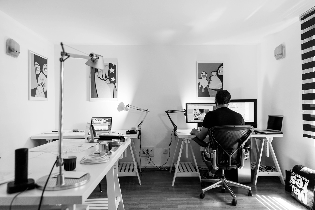 Un desarrollador trabajando en un escritorio con un ordenador