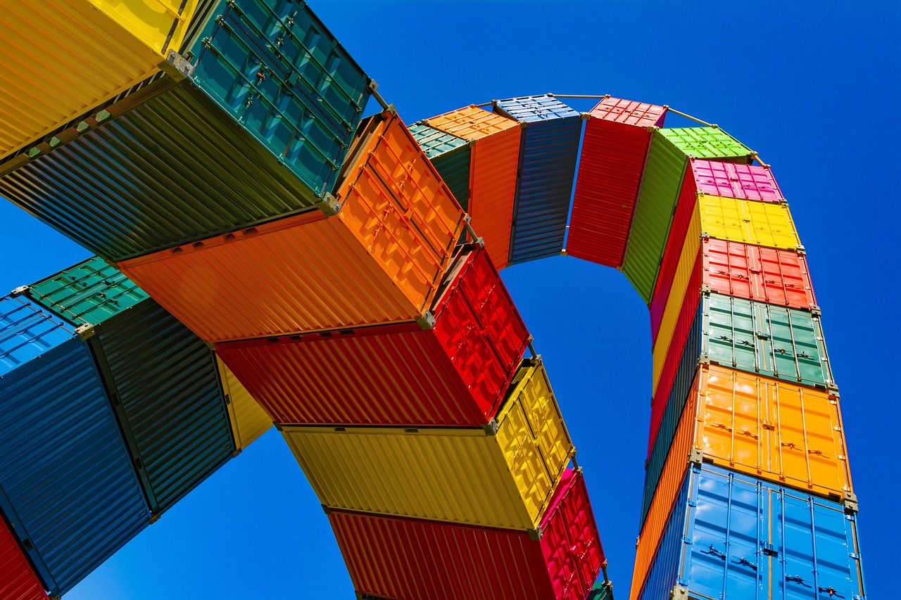 Pile di container marittimi colorati, una metafora visiva dei container software