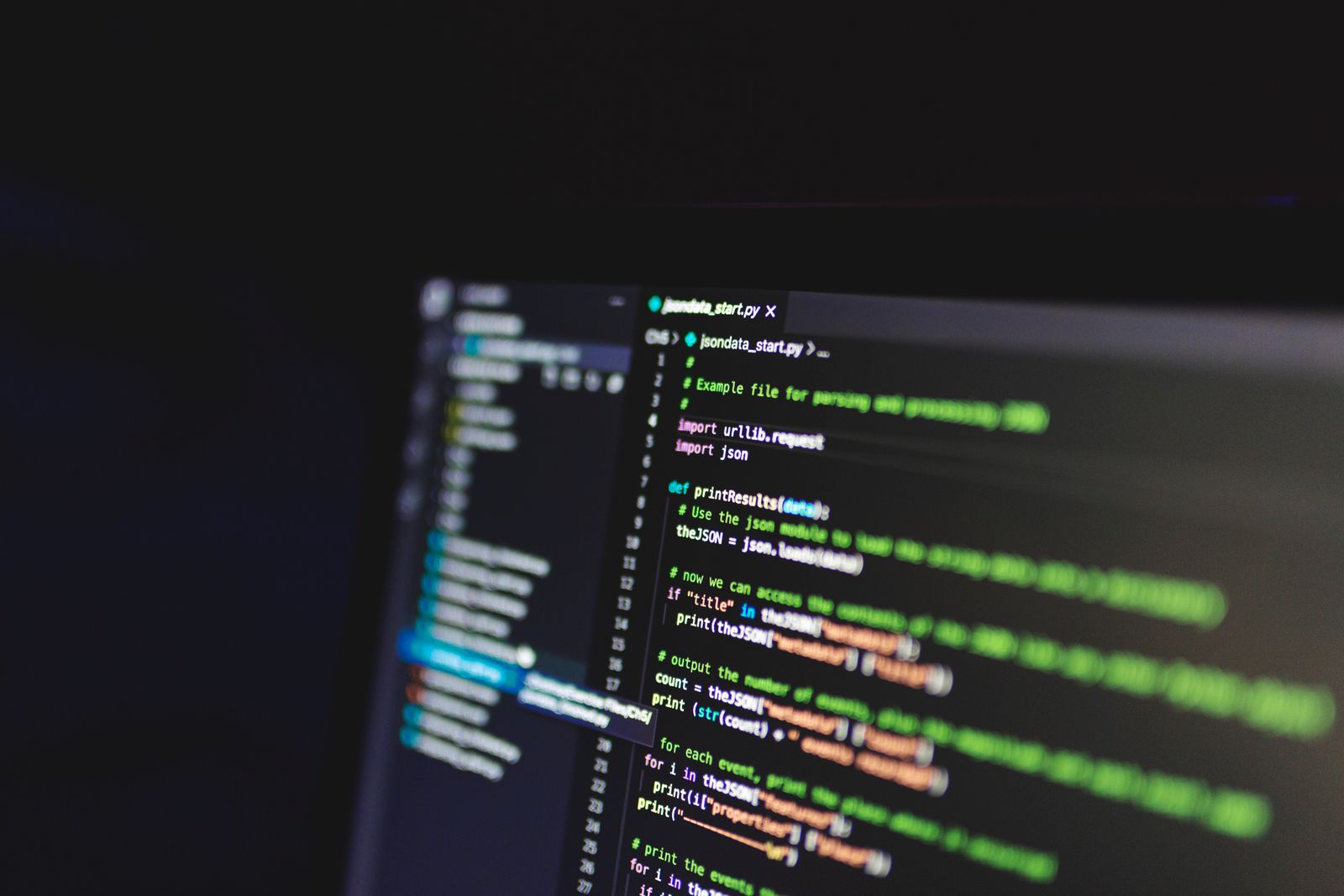 Un manifiesto de paquete y su lockfile trabajan juntos: el manifiesto indica rangos, el lockfile fija las versiones exactas.