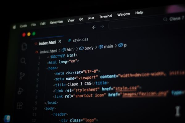 Codice sorgente HTML aperto in un editor di codice