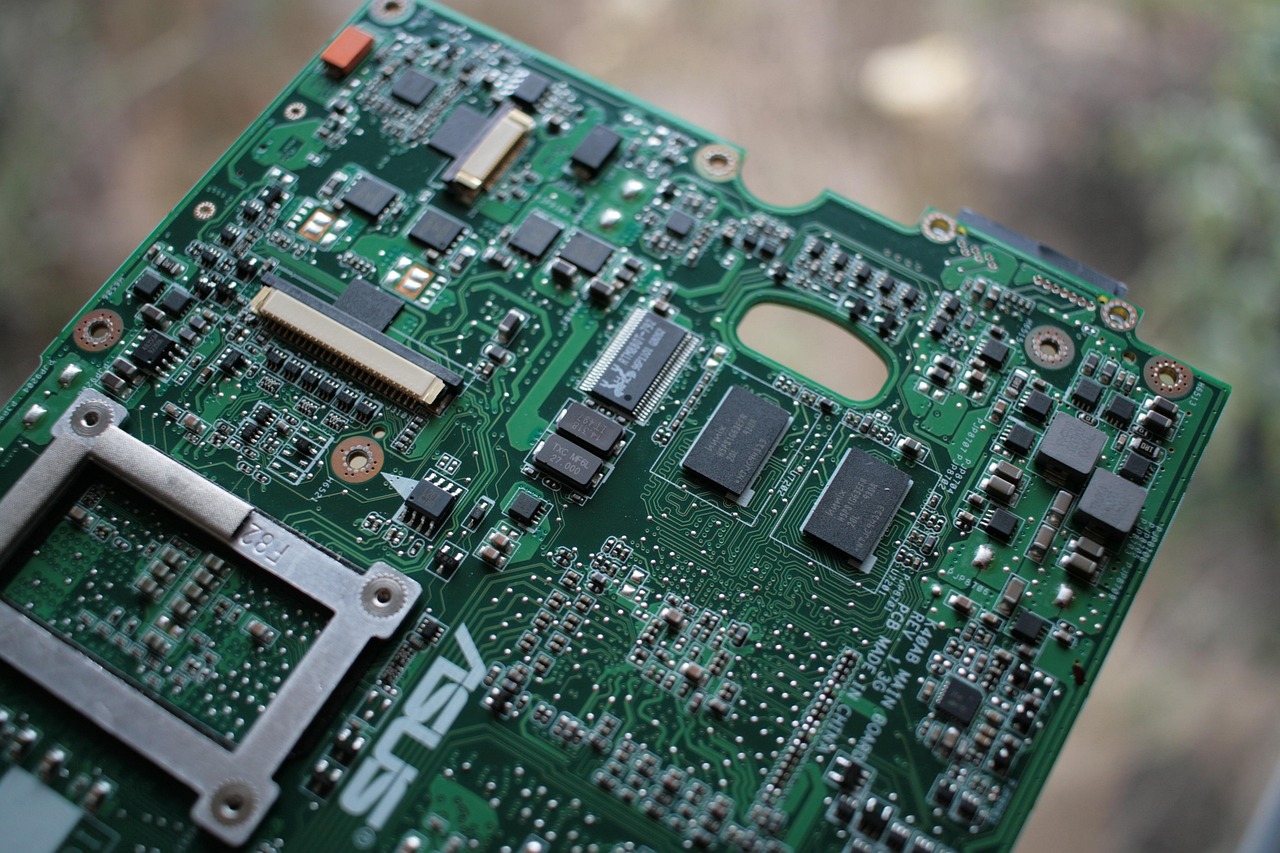 Primer plano de una placa de circuito de servidor con chips de CPU y memoria.