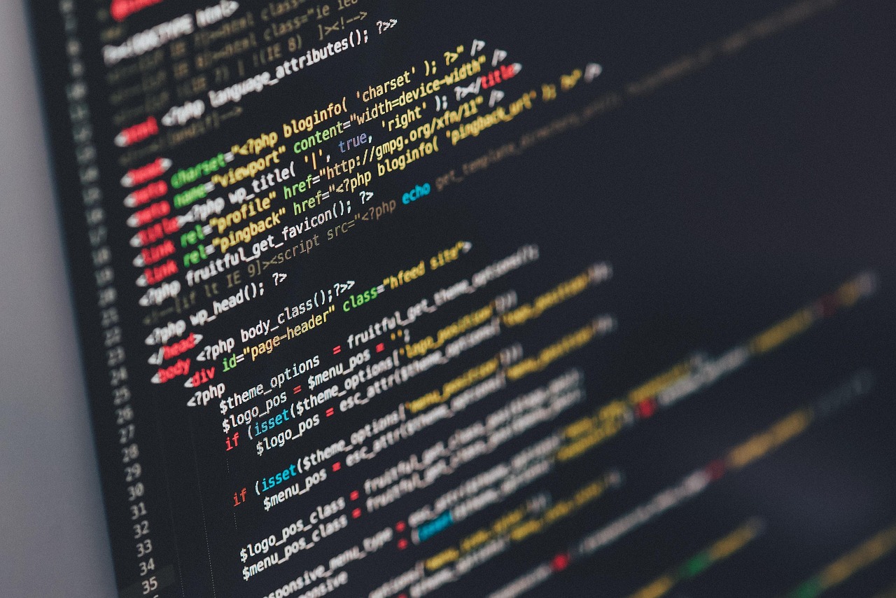 Des lignes de code source affichées sur un écran d'ordinateur sombre