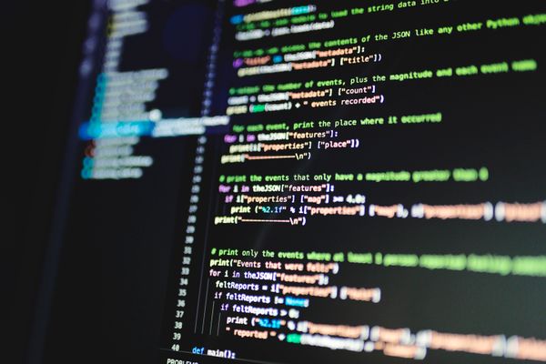 Bunter, syntaxhervorgehobener Code auf einem dunklen Computerbildschirm