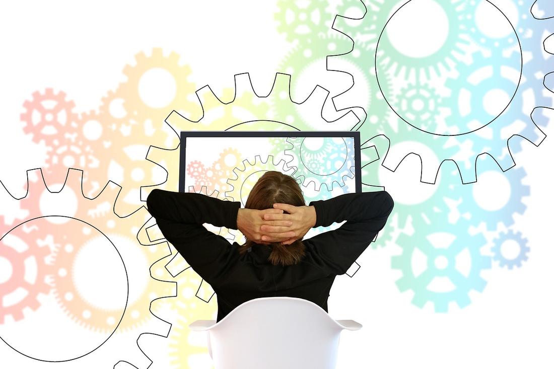 Des engrenages métalliques imbriqués, symbole de l'automatisation et du DevOps