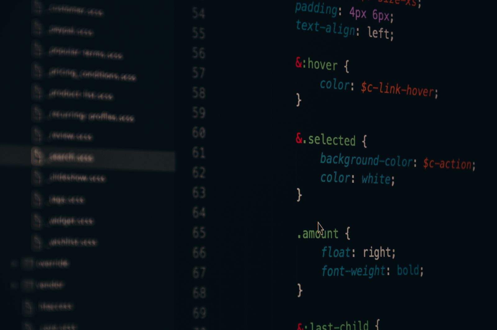 Código fuente abierto en un editor. Los rangos de dependencias como ^1.2.3 se apoyan en el versionado semántico para mantenerse seguros.